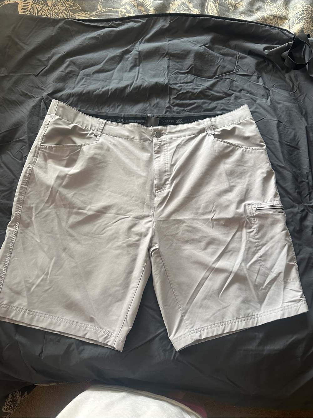ZeroXposur Men's Light Gray Flat-Front Shorts